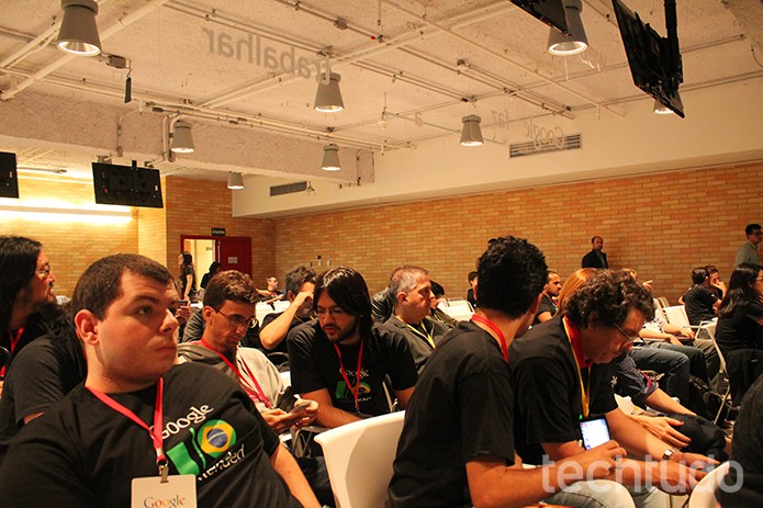 Grupo de desenvolvedores esperam palestrante. Organização contabiliza um total de 87 visitantes do I/O Extended. (Foto: Leonardo Ávila/TechTudo)