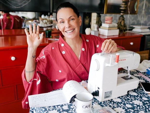 Carolina Ferraz comemora máquina de costura para produzir máscaras (Foto: Reprodução/Instagram @carolinaferraz)