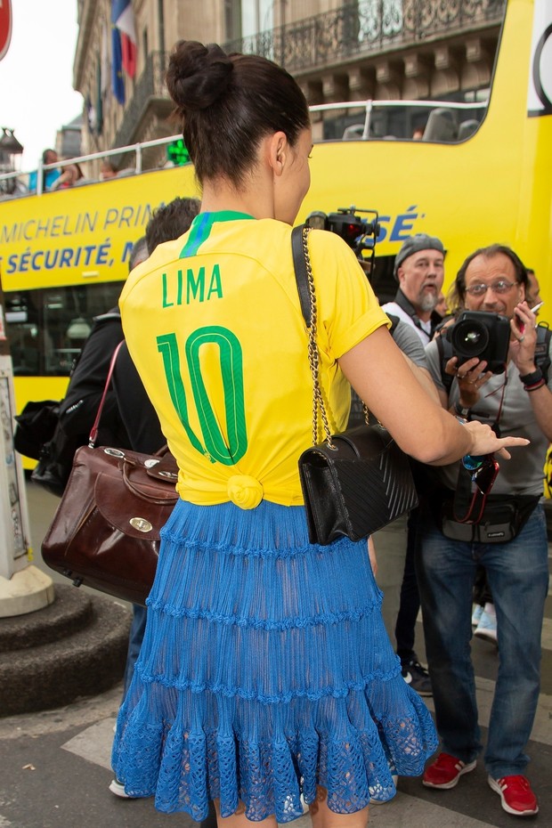 ** RIGHTS: ONLY UNITED STATES, BRAZIL, CANADA ** Paris, FRANCE  - Adriana Lima spotted leaving for home from the Schiaparelli AW18 show in a patriotic Brazil football shirt, in honor of the World Cup.Pictured: Adriana LimaBACKGRID USA 2 JULY 2018  (Foto: BACKGRID)