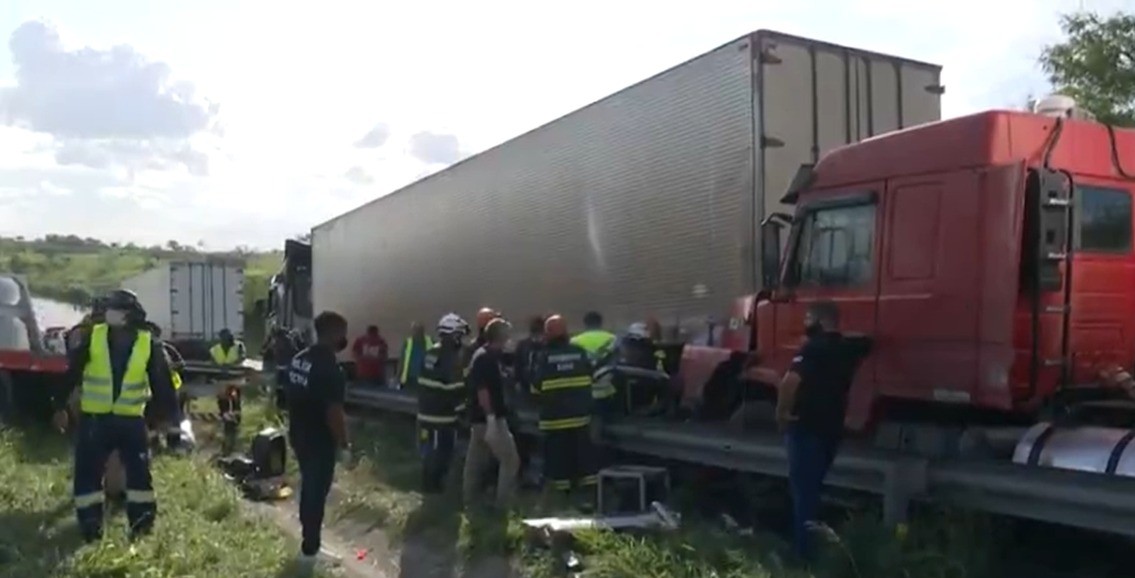 Três pessoas morrem após batida entre carro e carretas na BR-116, em Feira de Santana