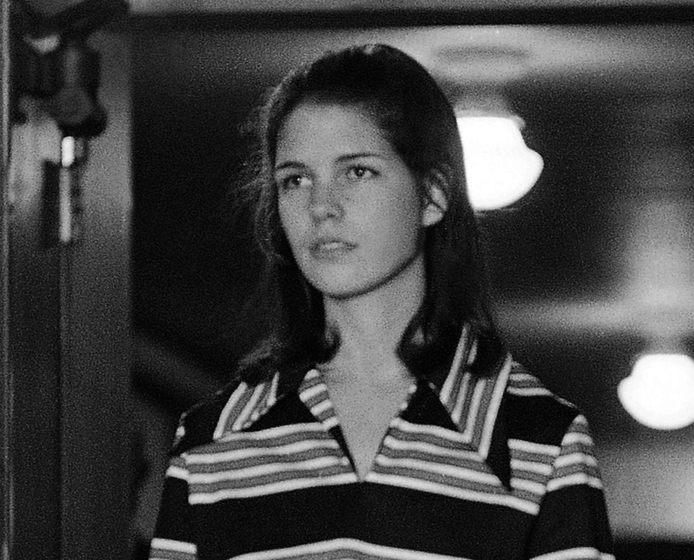 Leslie Van Houten, membro da "família" de Manson, ao sair de julgamento em Los Angeles, em dezembro de 1969 — Foto: AP/Arquivo