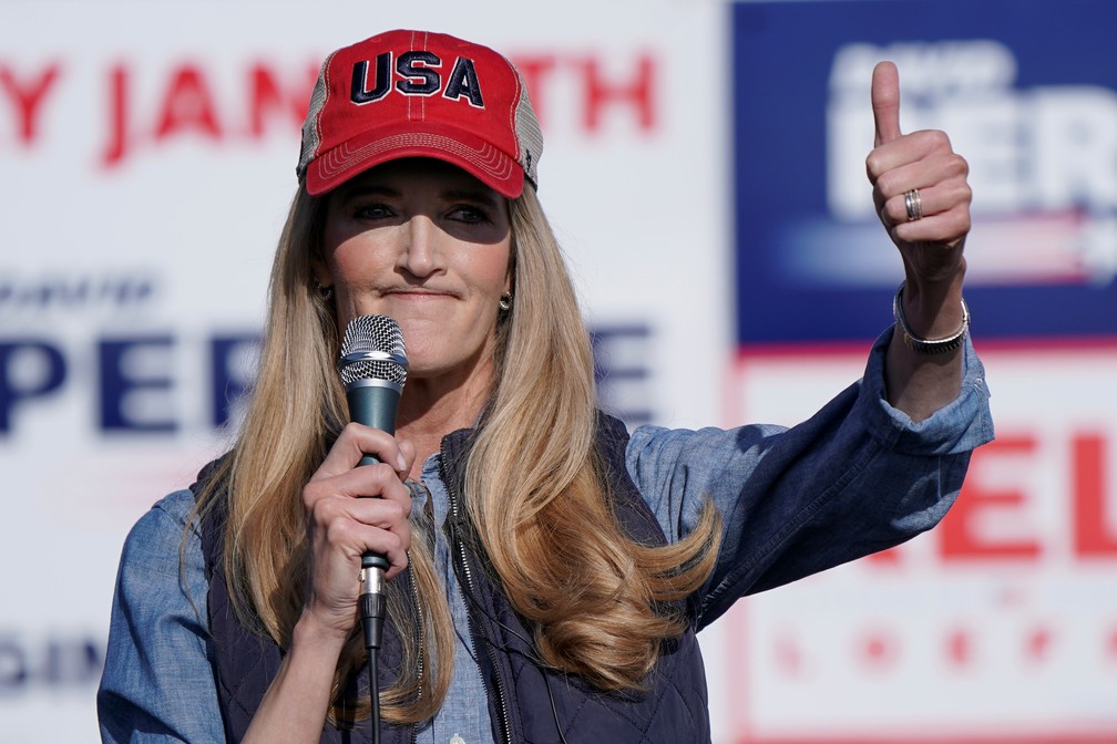 Kelly Loeffler, senadora republicana pelo estado da Geórgia e candidata a um segundo mandato, durante comício no sábado (2) — Foto: Elijah Nouvelage/Reuters