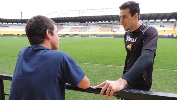 Menino de 13 anos ganha autógrafos de goleiros do Criciúma nas luvas