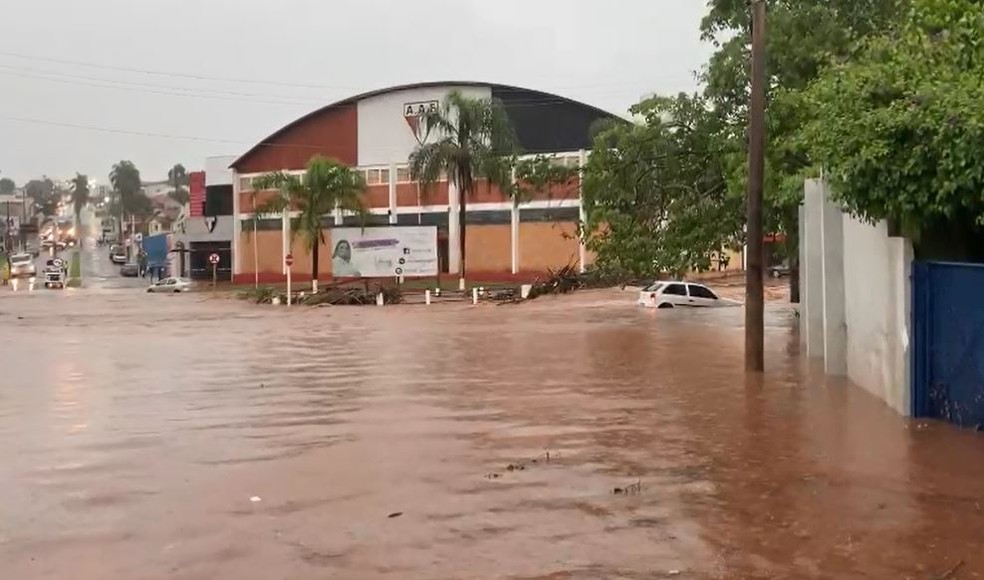 Temporal com ventos alaga ruas e arrasta carros em Botucatu — Foto: Arquivo pessoal