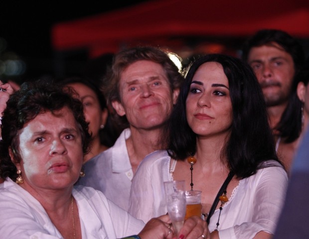 Willem Dafoe e a mulher, Giada Colagrande, no show de Gilberto Gil na praia de Copacabana (Foto: Marcos Ferreira/ Brazil News)