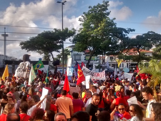 Manifestantes se caminham por ruas de João Pessoa (Foto: Krystine Carneiro/G1)