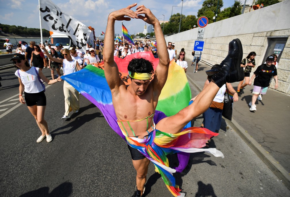 Parada do Orgulho de Budapeste recebe milhares de participantes sob calor escaldante — Foto: REUTERS/Marton Monus