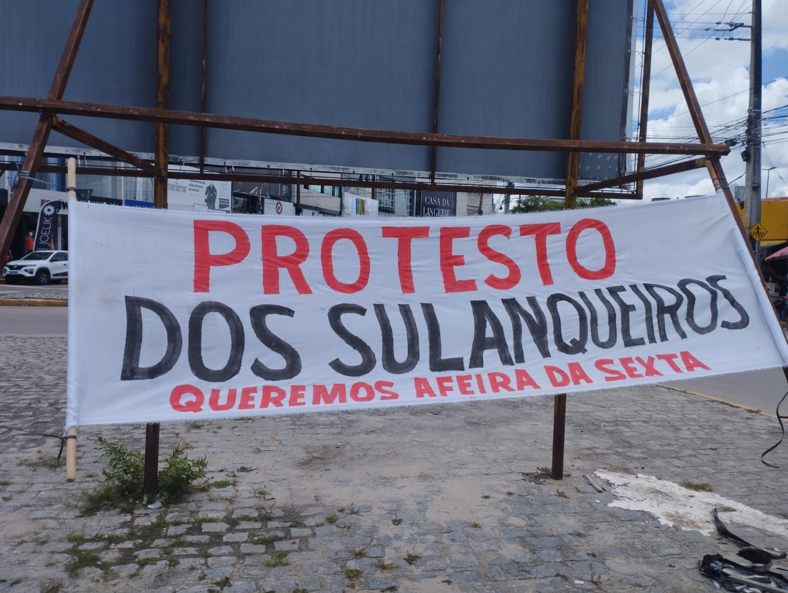 Feirantes realizam protesto solicitando mudança no dia da 'Feira da Sulanca' de Caruaru 