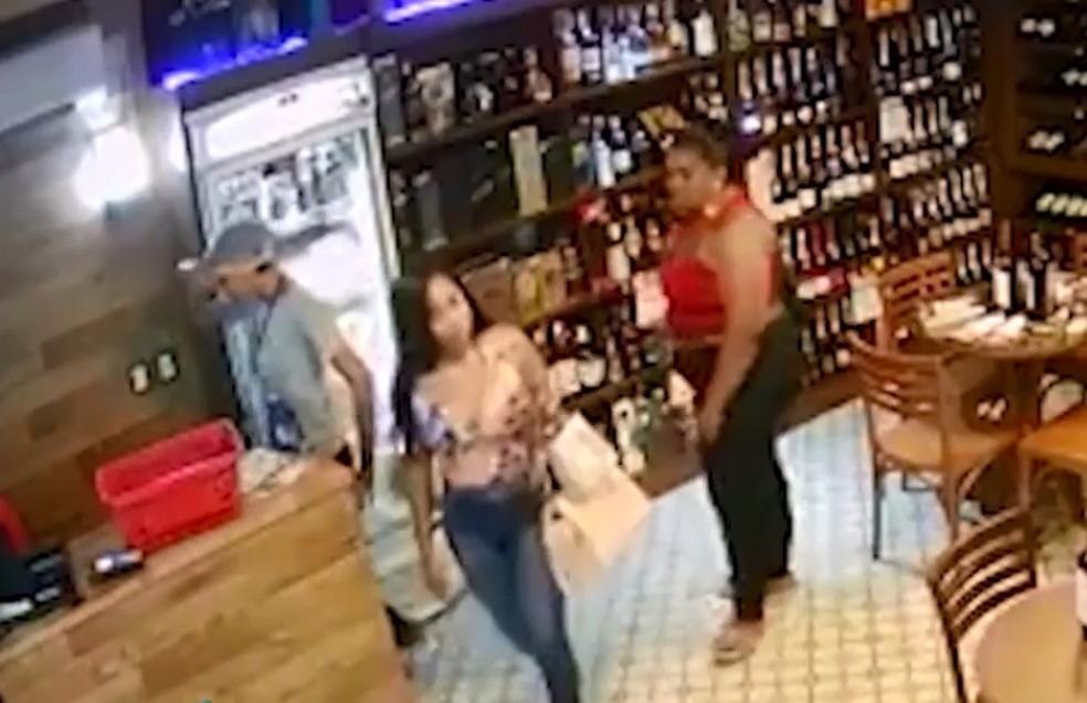 Irmãs roubam garrafas de vodca em mercado e pai leva filhas para delegacia após polícia divulgar imagens (Foto: Reprodução/TV Bahia)