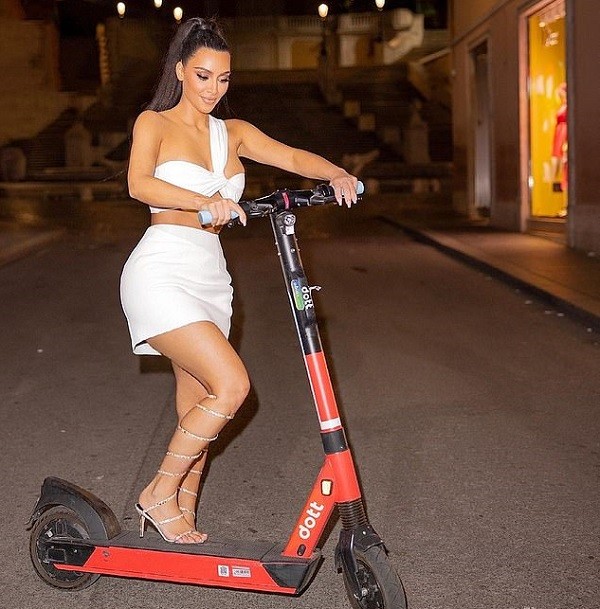 A socialite Kim Kardashian em seu passeio norturno por Roma (Foto: Instagram)