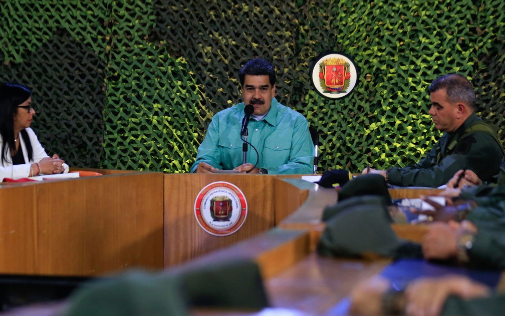 Nicolás Maduro é visto ao lado de sua vice-presidente, Delcy Rodriguez, e do ministro da Defesa da Venezuela, Vladimir Padrino, durante a cerimônia de encerramento de exercícios militares em Caracas, na sexta-feira (15) — Foto: HO / Venezuelan Presidency / AFP