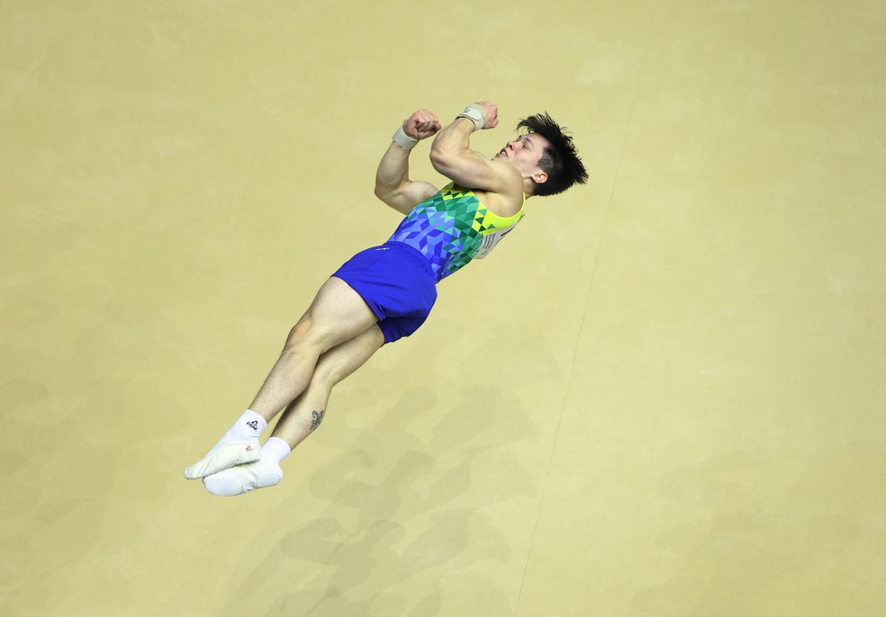 Yuri Guimarães durante a apresentação no solo no Mundial de Ginástica Artística — Foto: REUTERS/Phil Noble