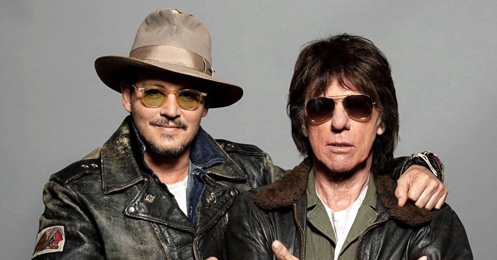 Jeff Beck e Johnny Depp, que lançaram o álbum em colaboração '18' em 2022 — Foto: Divulgação
