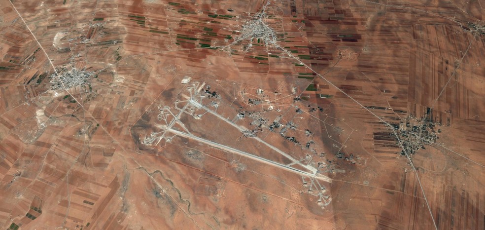 Foto aéra da base de Al Shayrat, na Síria (Foto: Reprodução/Google Maps)