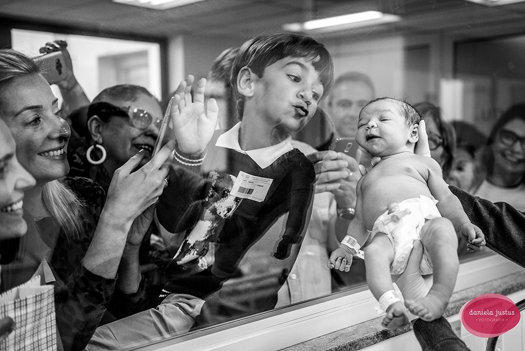 menino beija irmã que acabou de nascer (Foto: Daniela Justus – Daniela Justus Fotografia (Brazil))