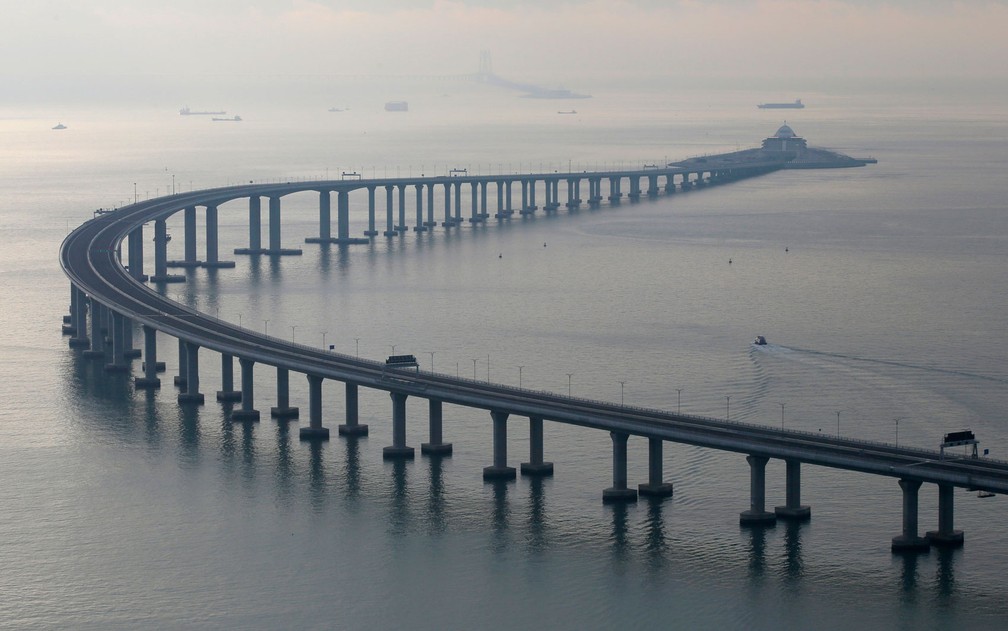 Megaobra de 55 quilômetros de extensão inclui trechos de estradas, três pontes, ilhas artificiais e túnel subaquático — Foto: AP Photo/Kin Cheung