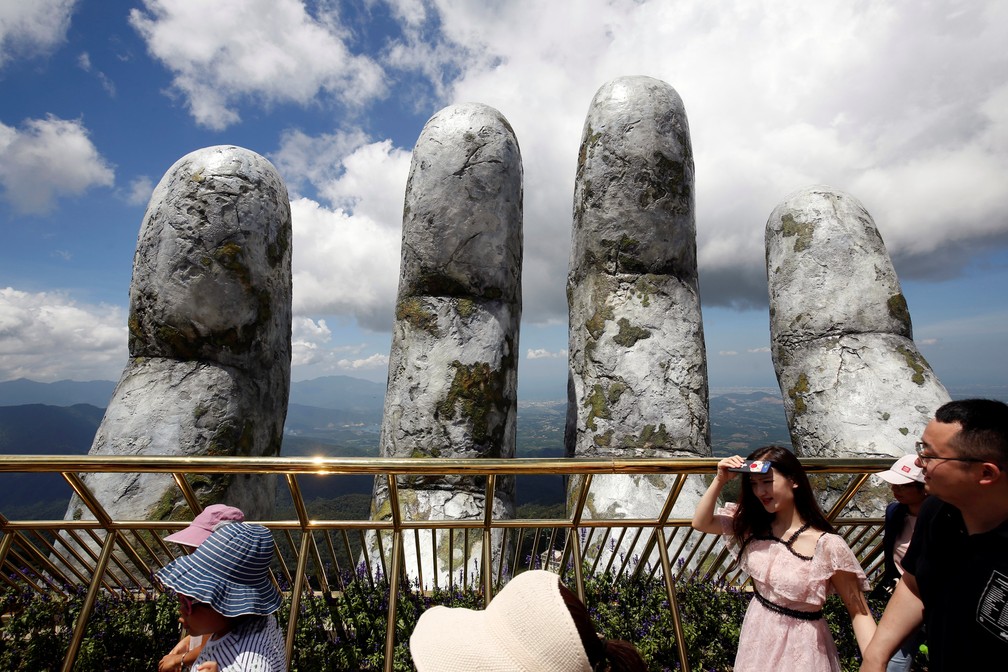 'Mãos gigantes' da Ponde Dourada, no Vietnã, atrai turistas  (Foto: REUTERS/Kham)