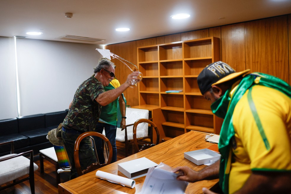 Radicais invadem salas e depredam Planalto e Congresso em Brasília — Foto: REUTERS/Adriano Machado
