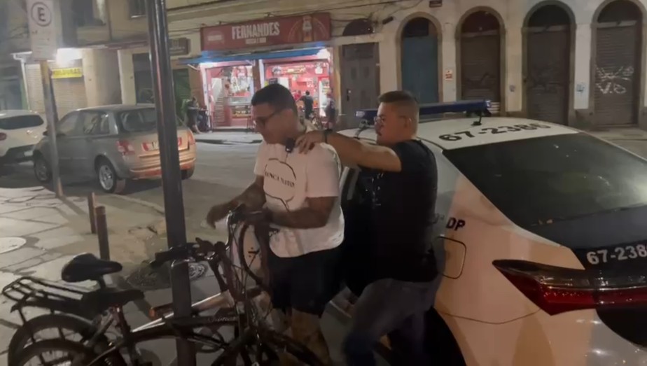 Polícia prende homem acusado de praticar 'golpe de presente' no Rio