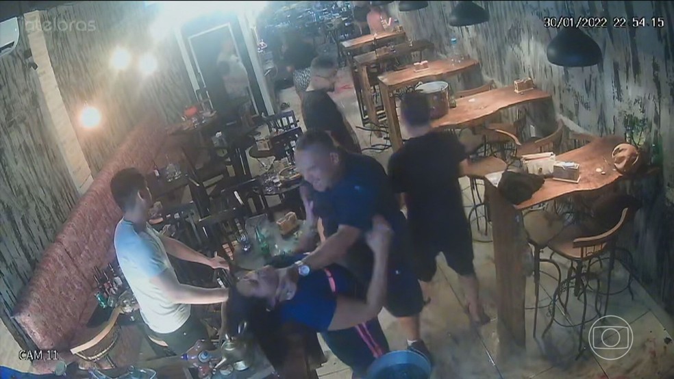Em um momento da confusão, uma mulher é agredida — Foto: Reprodução