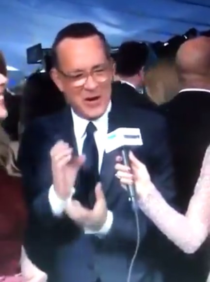O gestual polêmico de Tom Hanks, reproduzindo como sua esposa faz um drinque para ele, no red carpet do SAG Awards 2020 (Foto: Reprodução)