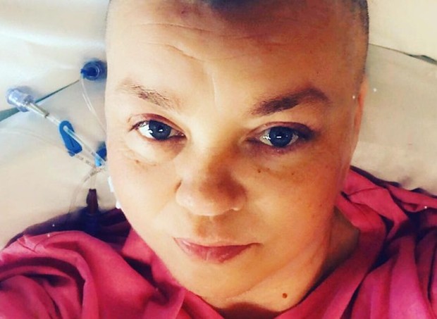 Carrie Dodds, 40, estava grávida de 25 semanas quando recebeu a notícia de que estava com um câncer terminal (Foto: Reprodução/Lancs Live)