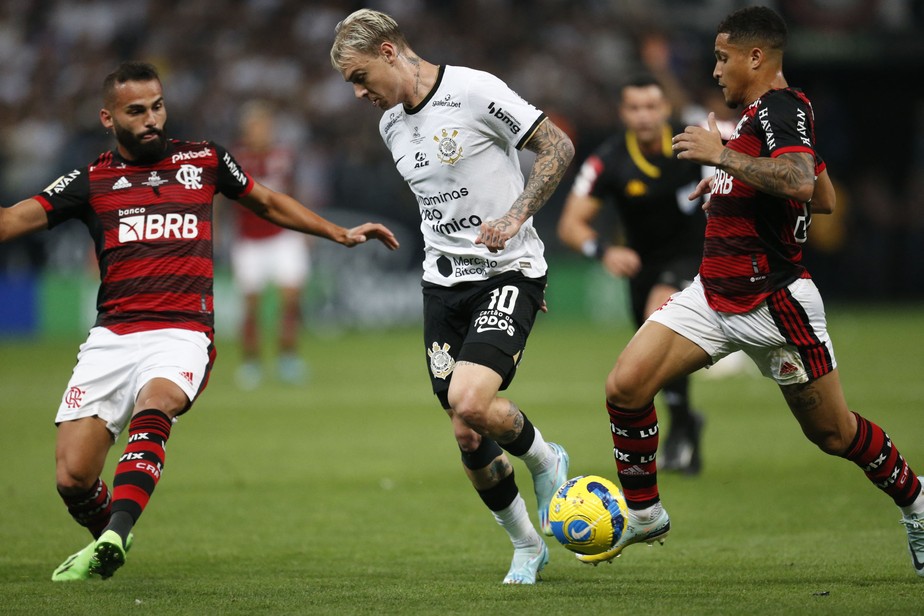 Disputa de bola no duelo Corinthians x Flamengo pela Copa do Brasil AFP