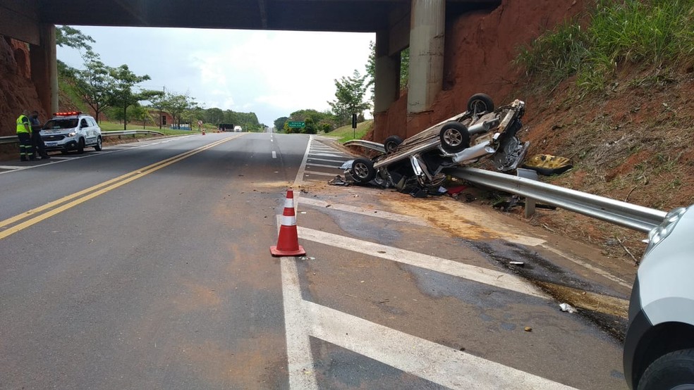 Carro caiu na Rodovia Comandante João Ribeiro de Barros (SP-294), em Osvaldo Cruz (SP) — Foto: Polícia Rodoviária