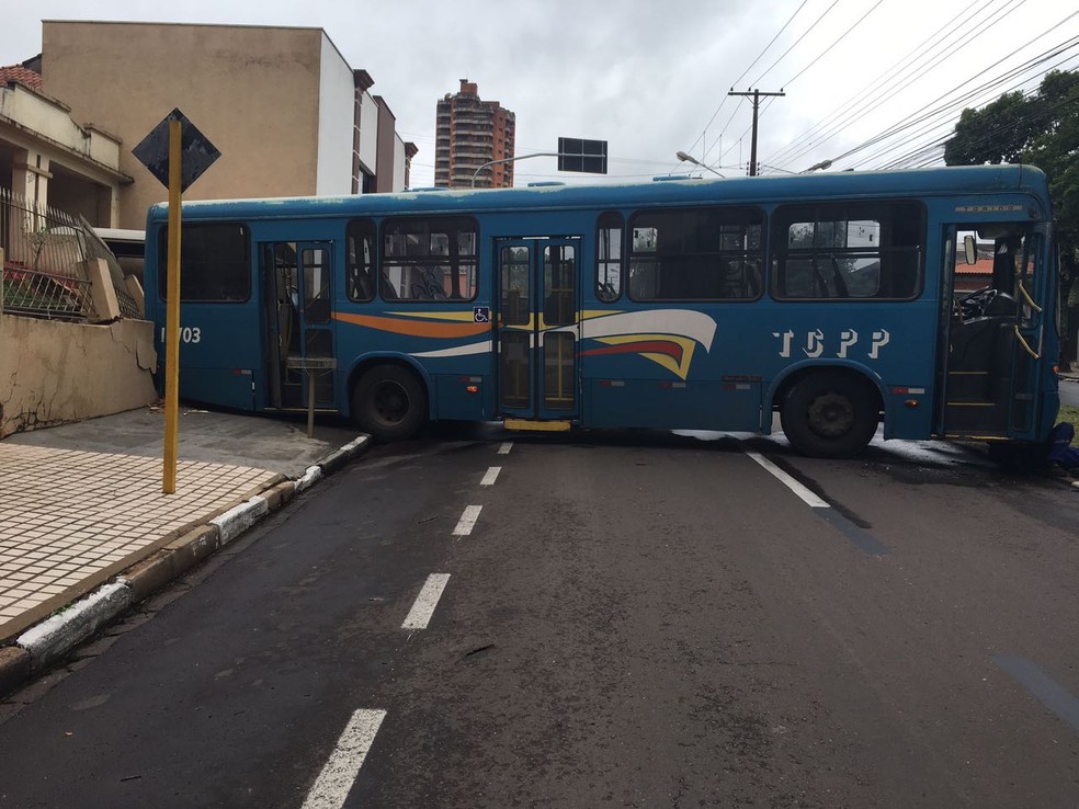 Acidente foi na Avenida Coronel José Soares Marcondes, na Vila Maristela, em Presidente Prudente (Foto: Valmir Custódio/G1)