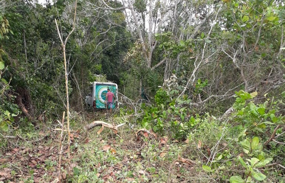 Informações preliminares apontam que o veículo perdeu a direção, desceu uma ribanceira e só parou quando atingiu a árvore. — Foto: Blog Voz da Bahia