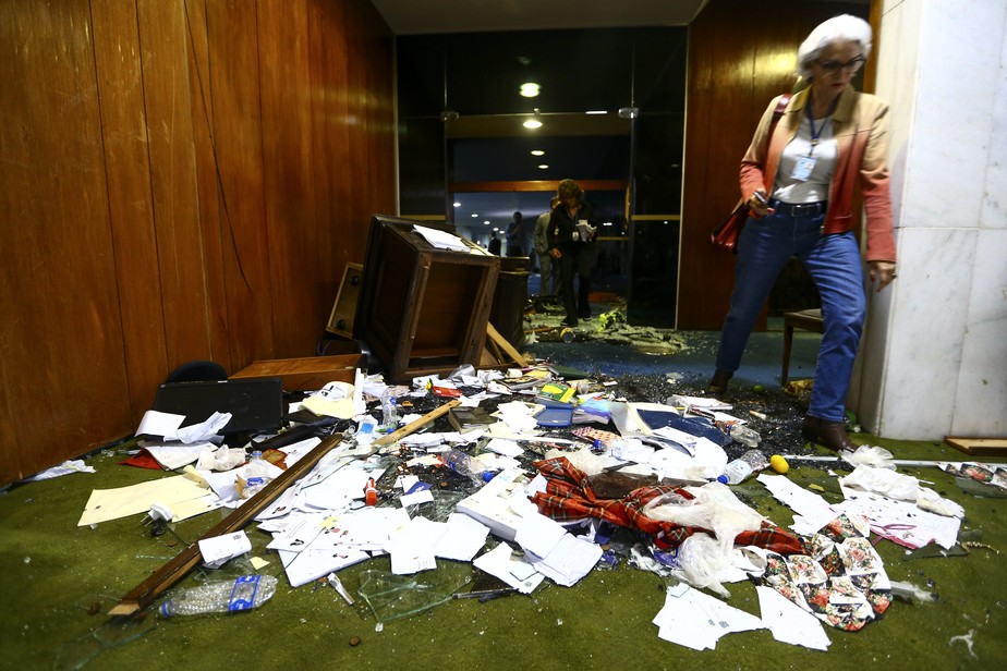 Um dos espaços do Senado Federal destruído por golpistas, em Brasília