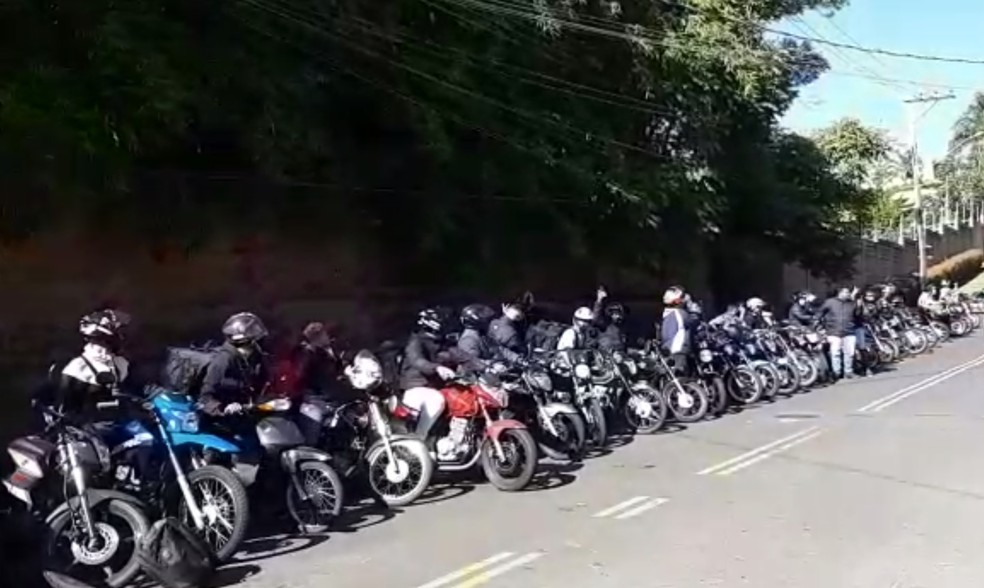 Protesto de motoboys em frente a condomínio de homem que cometeu agressões — Foto: Paulo Gonçalves/ EPTV