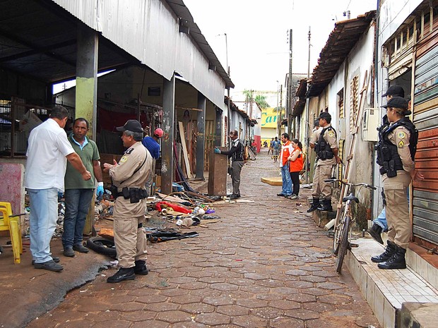 Policiais militares fizeram a segurança dos profissionais que trabalhavam na Feirinha (Foto: Leila Mel/Divulgação)