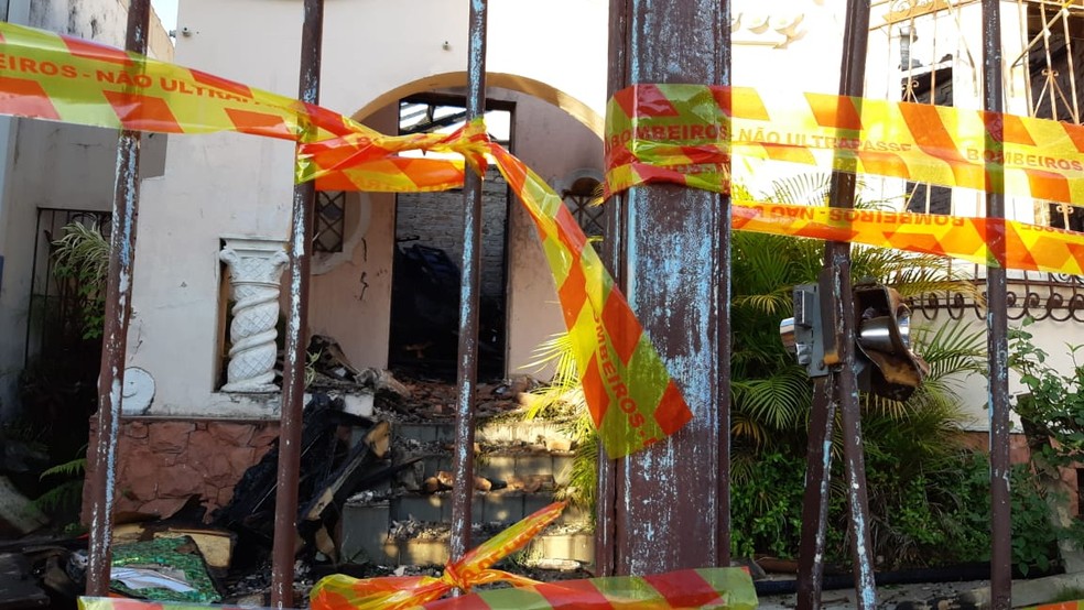Inc&ecirc;ndio destruiu casa paroquial em Campinas &mdash; Foto: Eduardo Rodrigues/EPTV