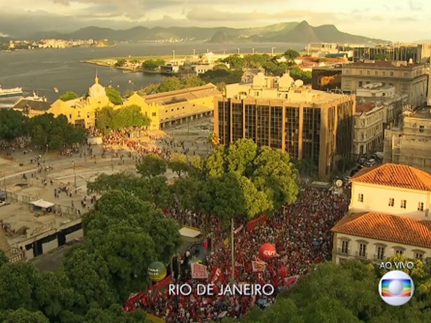 Vista aérea do ato em defesa de Dilma e Lula na Praça 15, no Rio (Foto: Reprodução / Globo)