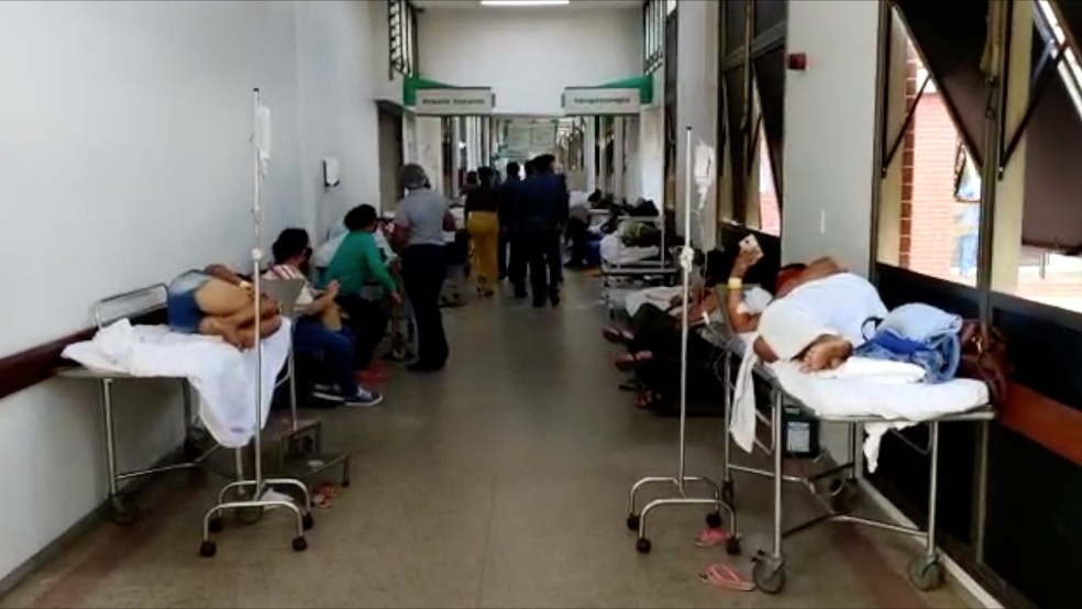 Pacientes nos corredores do HGP — Foto:  Reprodução