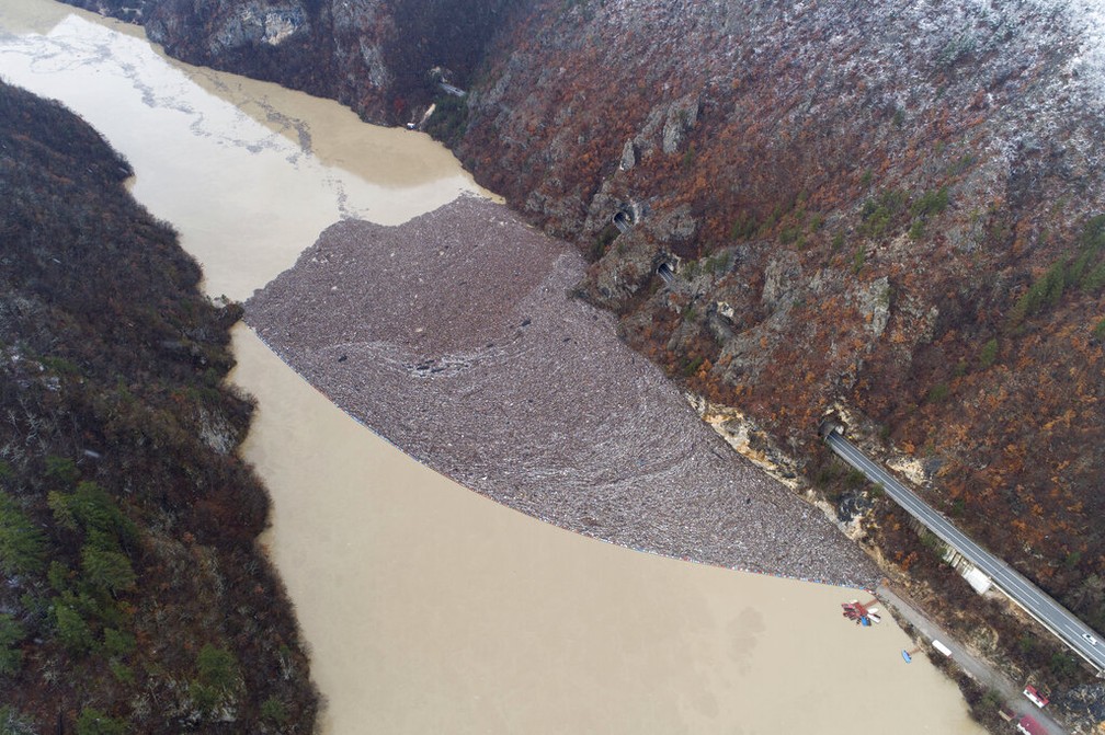 Resíduos flutuando no rio Drina perto de Visegrad, Bósnia, sexta-feira, 20 de janeiro de 2023. — Foto: AP Photo/Armin Durgut