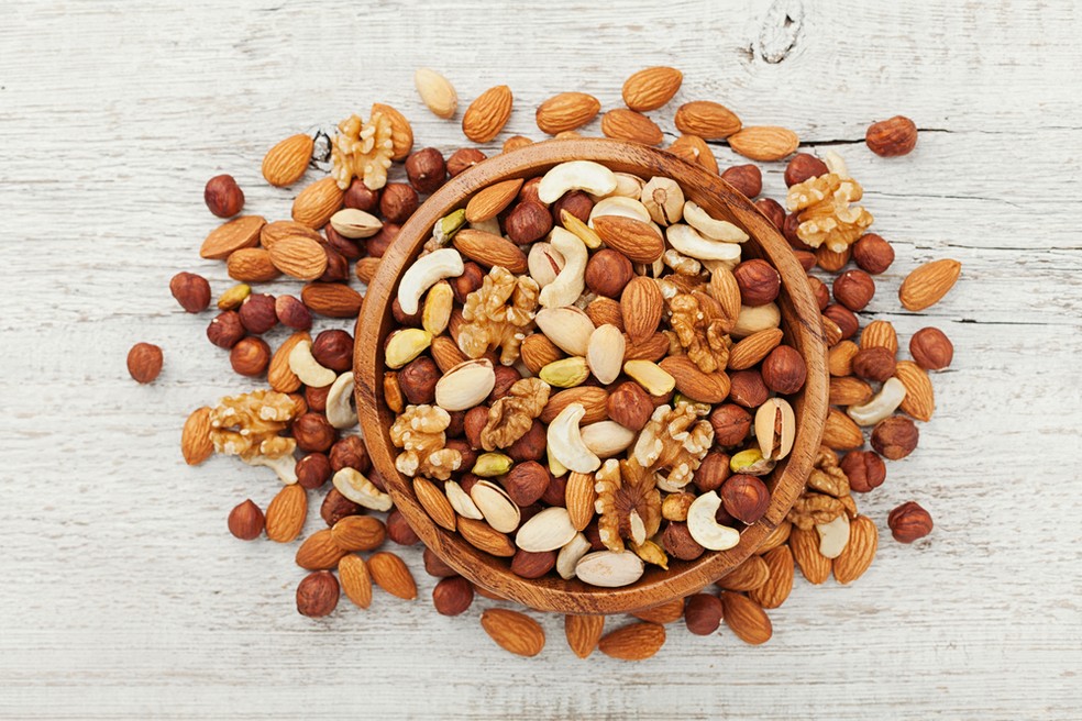 As castanhas possuem inúmeros benefícios, entre ele, ser fonte de selênio e gorduras boas para o coração. — Foto: Shutterstock