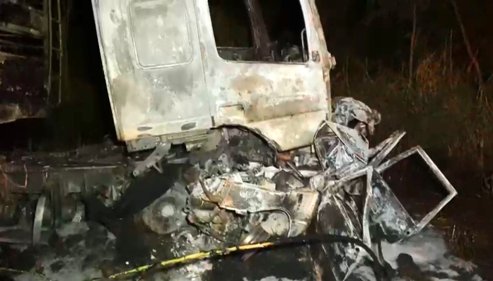Motorista de carro morreu carbonizado em acidente com carreta na Rodovia Raposo Tavares, em Piraju — Foto: Minuto do Amorim/ Reprodução