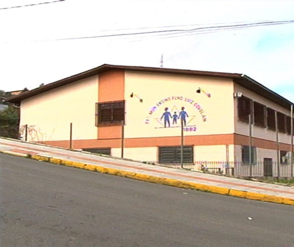 Escola onde professora lecionada, em Caxias do Sul — Foto: Reprodução/RBS TV
