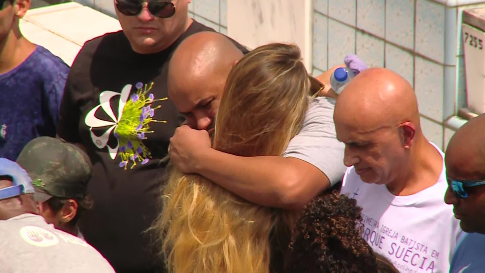 Parentes se emocionam com despedida de Anna Carolina — Foto: Reprodução/TV Globo