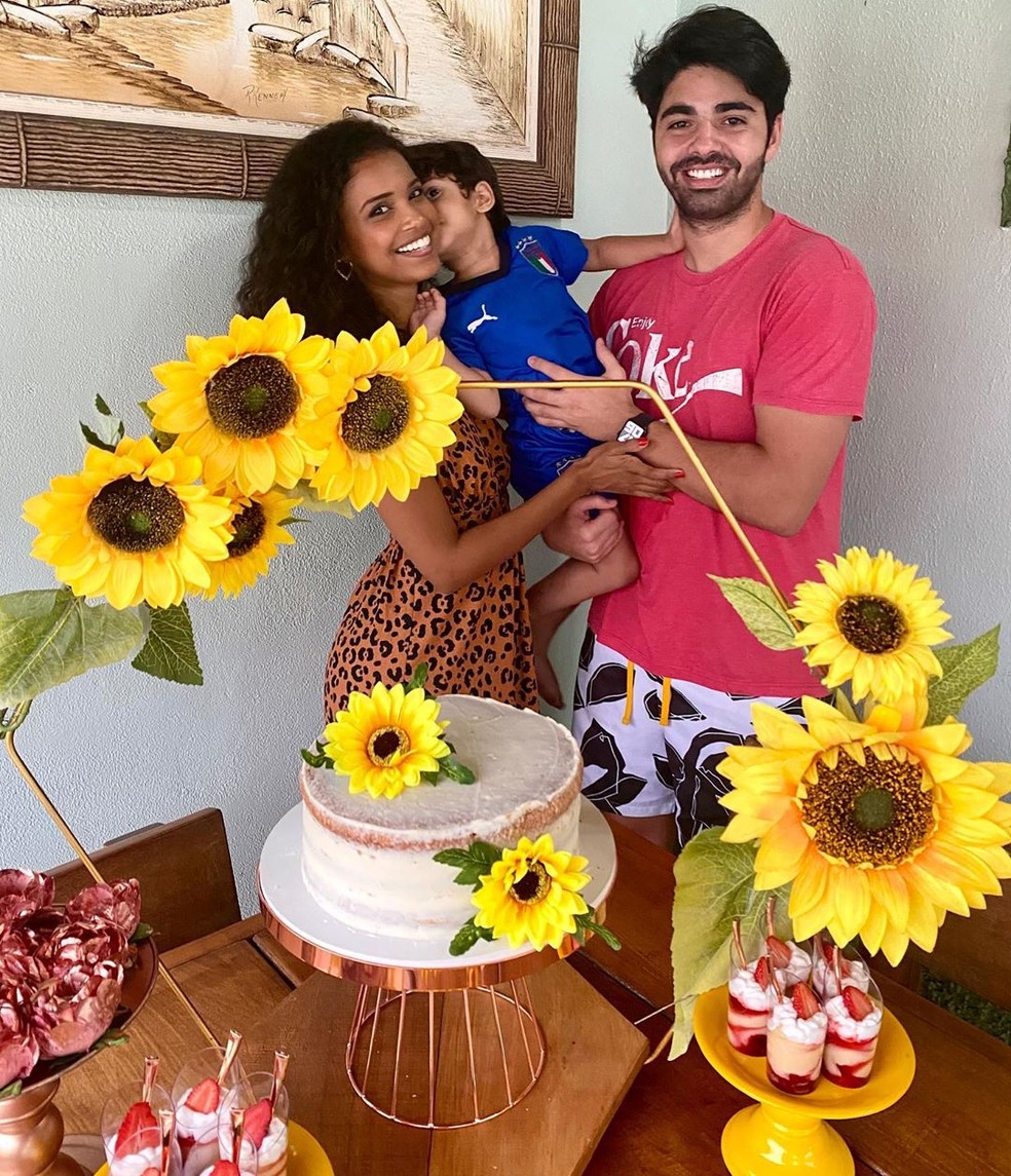 Aline Dias Comemora Aniversario Em Casa Com Festa Tematica De Girassol Famosos Gshow Todos os produtos personalizados em: aline dias comemora aniversario em casa