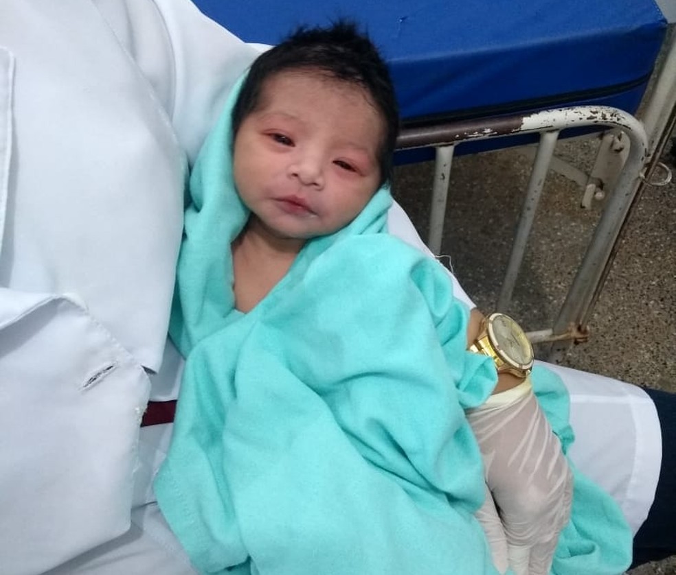 Recém-nascido está internado no Hospital de Água Boa (Foto: Polícia Militar de MT)