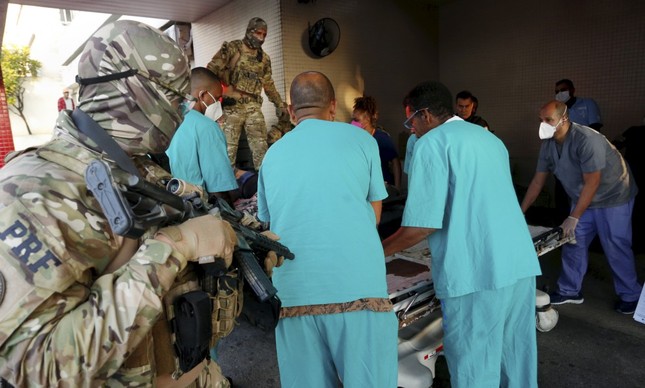 Corpos chegam ao Hospital Getúlio Vargas, na Penha, após operação policial