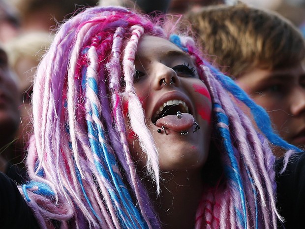 Mulher no público do festival Download, na Inglaterra, nesta sexta-feira (14) (Foto: Reuters/Darren Staples)
