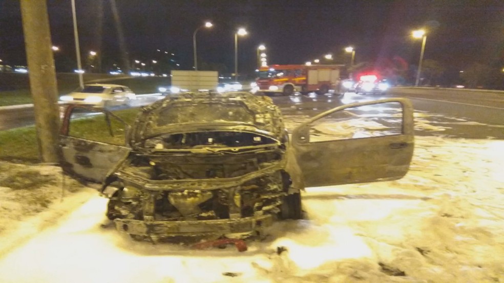 Espuma no chão após bombeiros apagarem incêndio em carro (Foto: Corpo de Bombeiros/Divulgação)