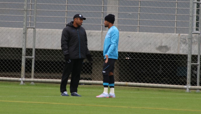 Pedro Rocha não treina e vira dúvida para Roger, que tem papo com Júnior