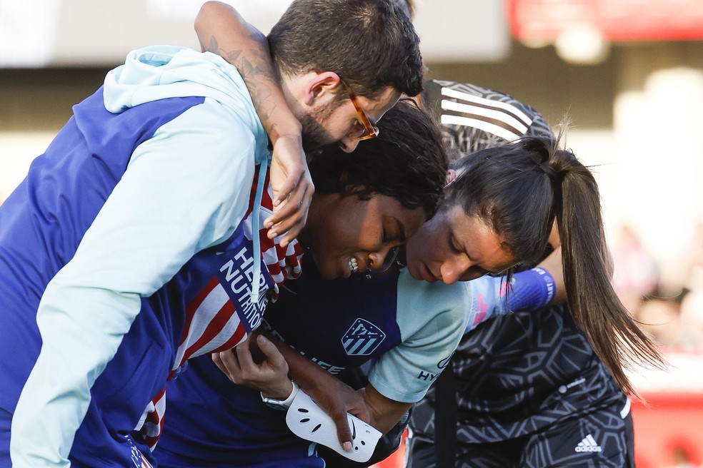 Ludmila rompe ligamento do joelho durante Atl&eacute;tico de Madrid x Real Madrid &mdash; Foto: J.J.Guill&eacute;n/EFE