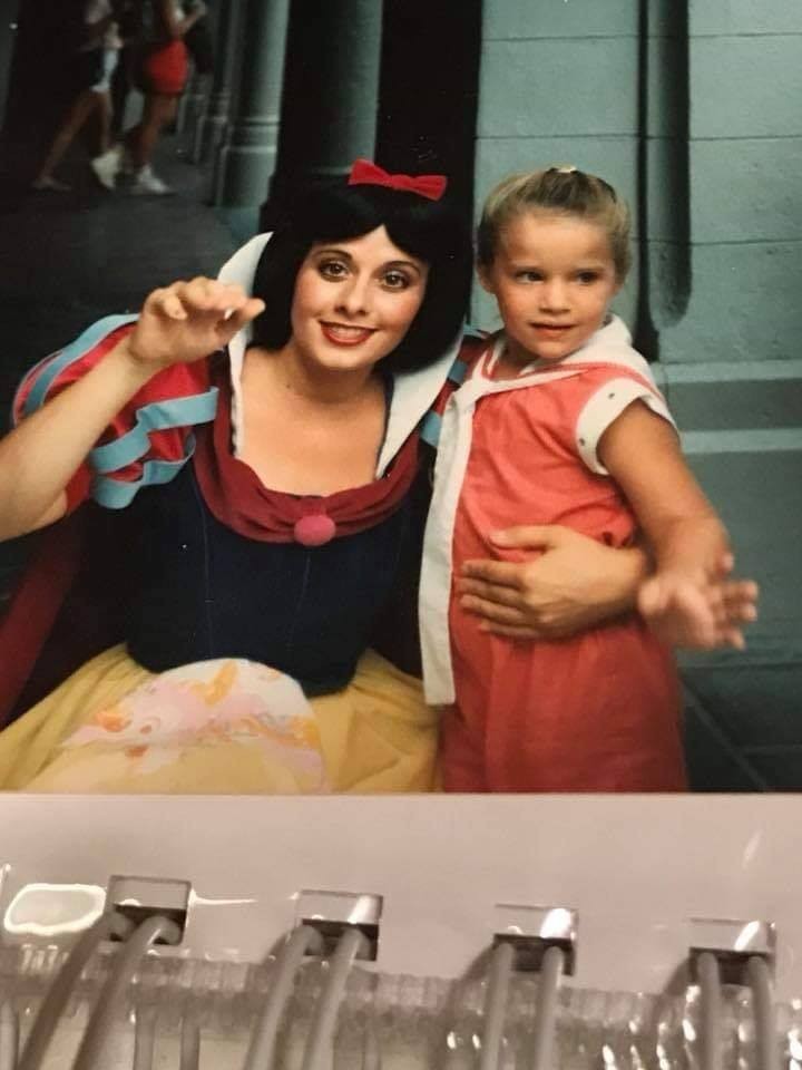 Amber, quando criança, ao lado de Branca de Neve (Foto: Reprodução Facebook)