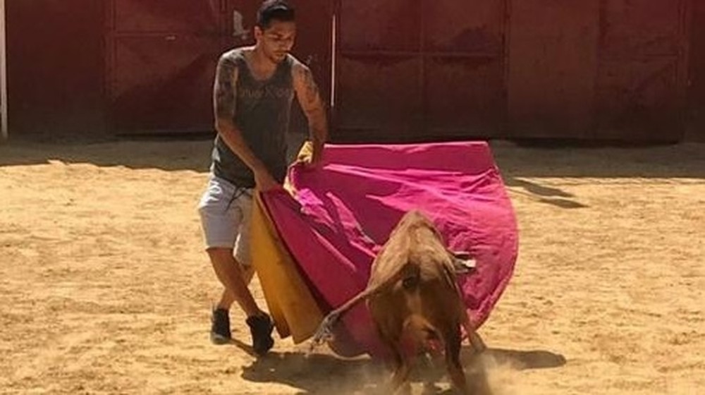 Petros vira toureiro em foto de despedida do Betis